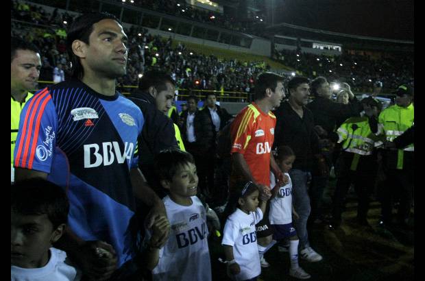 Mauricio Alvarado-Colprensa - El primer tiempo concluy&#243; 5-4 a favor de los amigos de la Pulga del Barcelona y la Selecci&#243;n Argentina, con anotaciones de Ezequiel Lavezzi, Robinho, Osvaldo, Messi y un autogol de &#193;lvaro Gonz&#225;lez, mientras que para el Resto del Mundo celebraron Radamel Falcao Garc&#237;a, Marek Hamsik, Teo Guti&#233;rrez y James Rodr&#237;guez.