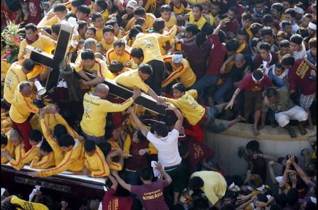 AP - Al grito de &quot;Viva Nazareno&quot;, los fieles descalzos se abr&#237;an paso a empellones para tocar la imagen y buscaban un hueco con el fin de de sujetar unos segundos las cuerdas con las que decenas de cofrades tiran de las andas.