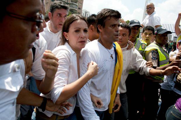 AP - Los manifestantes rodearon durante la movilizaci&#243;n a la diputada venezolana Mar&#237;a Corina Machado, izquierda, y al l&#237;der opositor Leopoldo L&#243;pez, centro.