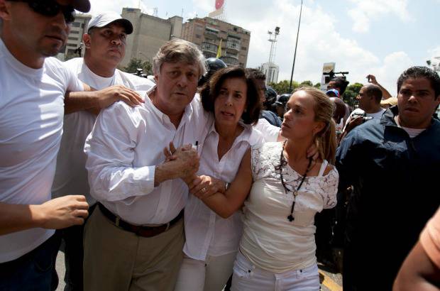 AP - Los padres del l&#237;der opositor Leopoldo L&#243;pez, su padre del mismo nombre, a la izquierda, su madre Antonieta Mendoza, al centro, y su esposa Lilian Tintori, derecha, lo acompa&#241;aron hasta que fue detenido por la Guardia Nacional Bolivariana.