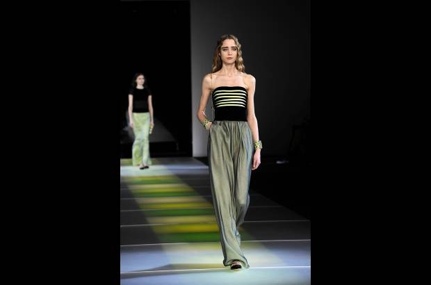 AP - Giorgio Armani, de 79 años, cerró la Semana de la Moda femenina de Milán. Sus diseños sorprendieron por teñir la franela de grises claros y oscuros a los que se unió el verde lima, para vestir a una mujer sencilla pero elegante. Para la noche, los vestidos largos palabra de honor o con escotes vertiginosos fueron los encargados de poner la nota de distinción en el desfile.