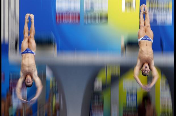 AP - Kristian Ipsen Troy Dumais mostraron por qu&#233; Estados Unidos es potencia en Nataci&#243;n.