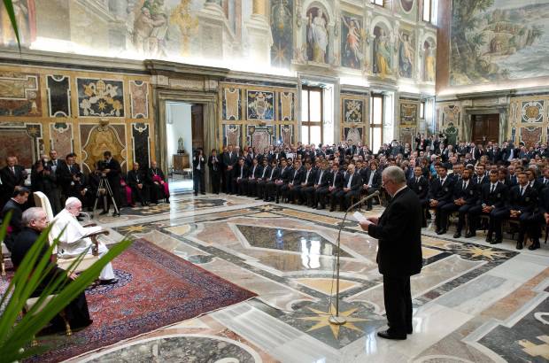 AP - El Papa recordó a los jugadores que "antes de ser campeones, son siempre hombres, personas", con sus virtudes y sus defectos, con sus aspiraciones y sus problemas.
