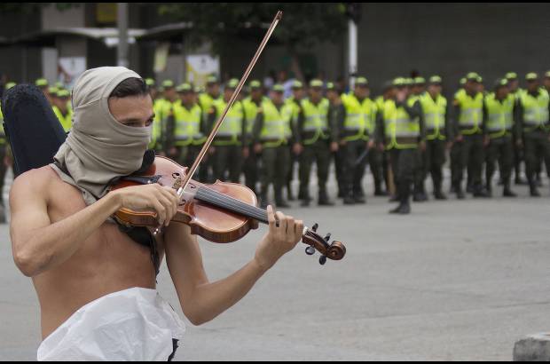 ESTEBAN VANEGAS - Las centrales obreras y grupos estudiantiles de las universidades Nacional y de Antioquia marcharon este 1 de mayo por las calles de Medell&#237;n, exigiendo garant&#237;as laborales al Gobierno Nacional. Al final de la movilizaci&#243;n se presentaron algunos enfrentamientos entre varios manifestantes y agentes de la Polic&#237;a.