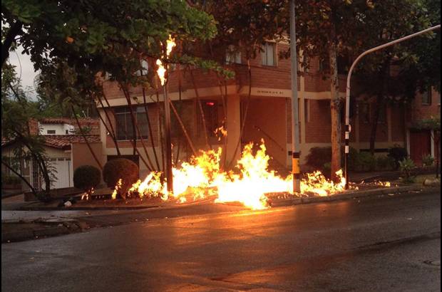 FOTO CORTES&#205;A CARLOS A. CORREDOR L. - Las unidades de Bomberos que atendieron el caso controlaron el incendio que gener&#243; congesti&#243;n durante algunos minutos en el sector.