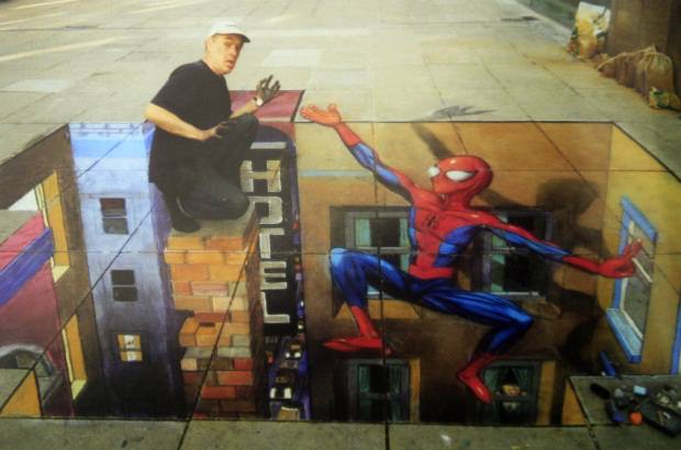Foto: Cortes&#237;a - El artista brit&#225;nico Julian Beever se especializ&#243; en el manejo de la &#243;ptica para crear efectos tridimensionales con sus pinturas hechas con tiza. Un trabajo que va de la calle a un centro comercial de Medell&#237;n.