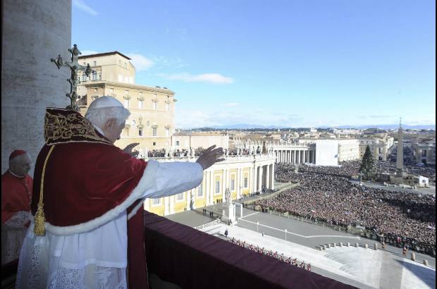 Reuters - El papa Benedicto XVI dijo que el &quot;gran pecado&quot; de los hombres es actuar de manera presuntuosa por s&#237; solos, competir con Dios, intentar ocupar su puesto y decidir lo que es bueno y malo, ser due&#241;o de la vida y de la muerte.
