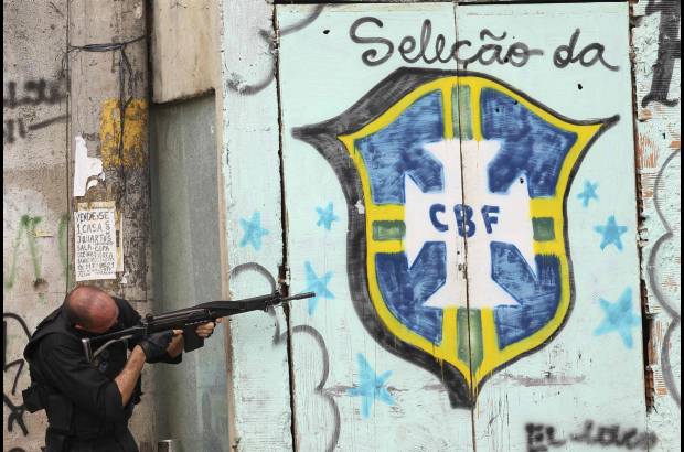 Reuters - Los supuestos narcotraficantes integran el llamado Comando Vermelho (Comando Rojo), la principal organizaci&#243;n criminal de R&#237;o de Janeiro.