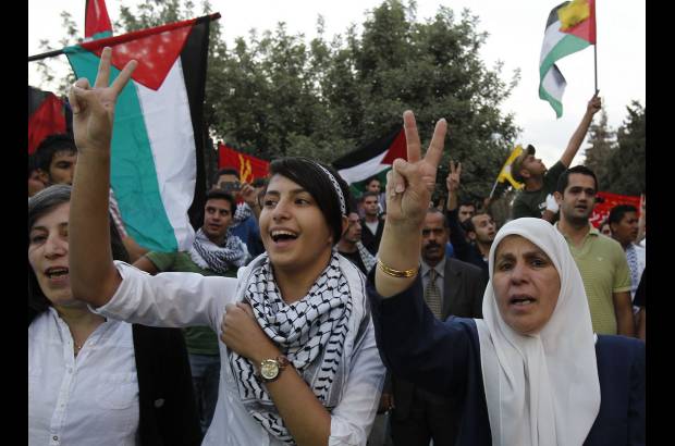 Reuters - Lo mismo sucedi&#243; en otras ciudades cisjordanas como Nablus, Hebr&#243;n, Tulkarem o Bel&#233;n, donde miles de personas se concentraron ante pantallas gigantes para seguir la hist&#243;rica intervenci&#243;n de Ab&#225;s en Nueva York.