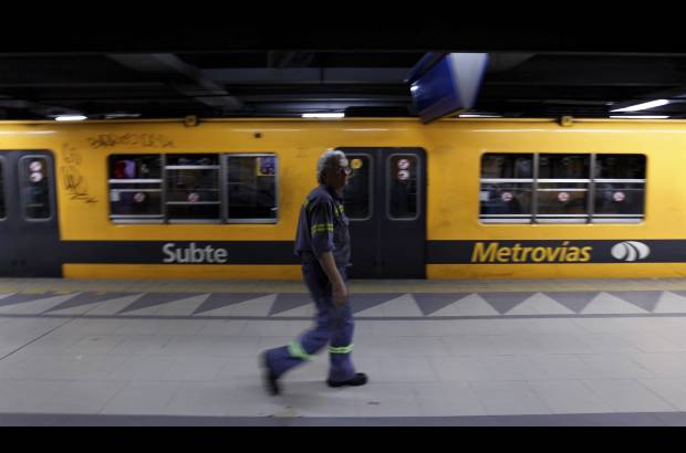 Reuters - Fernández traspasó a fines de año el control del servicio del metro, operado por la empresa concesionaria Metrovías, de capitales argentinos, del Estado a la ciudad, pero Macri se niega a hacerse cargo a menos que el Gobierno central mantenga los millonarios subsidios que daba a ese medio de transporte.