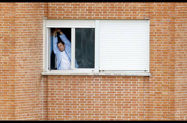 Reuters - Javier Limon Romero, el marido de la enfermera espa&#241;ola Teresa Romero Ramos quien contrajo &#201;bola, se encuentra aislado en el Hospital Carlos III de Madrid.