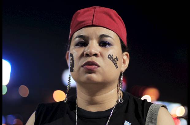Reuters - Una mujer chavista, con el nombre del l&#237;der venezolano escrito en su rostro, acudi&#243; a una plaza de San Salvador.