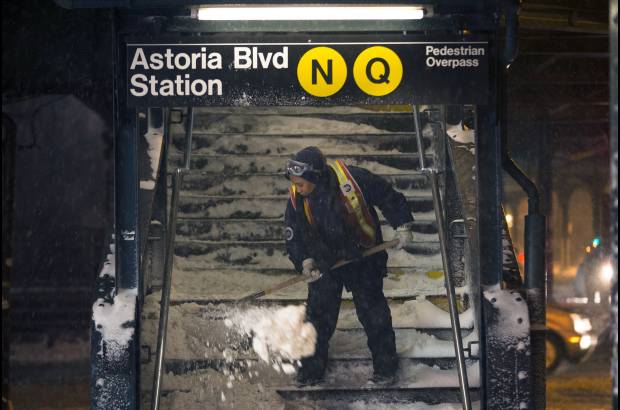 AP - Los residentes de Boston también se preparan para un máximo de 36 centímetros de nieve durante la mañana del viernes 3 de enero.