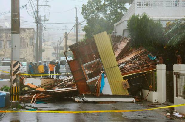 Reuters - La tormenta se desplazaba lentamente y estaba perdiendo intensidad, pero su vastedad y lentitud podr&#237;an aumentar los da&#241;os potenciales, dijeron meteor&#243;logos.
