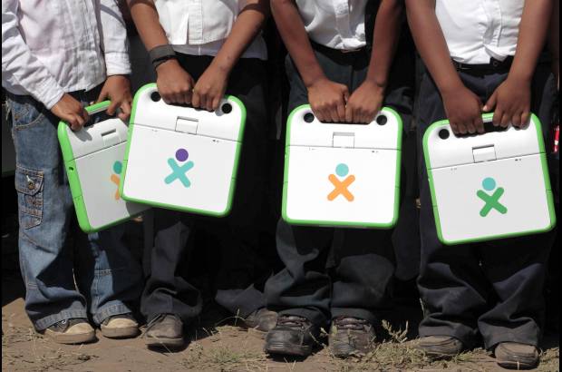 Reuters - La Fundaci&#243;n Zamora-Ter&#225;n entreg&#243; 5.000 computadoras XO a las 32 escuelas p&#250;blicas que existen en la isla de Ometepe de Nicaragua.