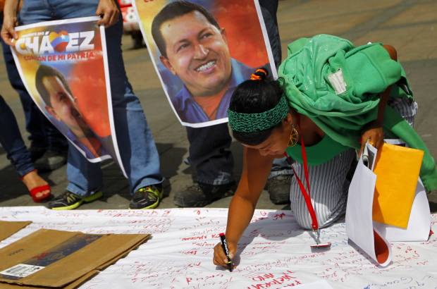 Reuters - Con plegarias, deseos de recuperación y vigilias miles de venezolanos esperan noticias del presidente Hugo Chávez, que según el Gobierno está "estable" tras una cirugía de urgencia por el cáncer que padece