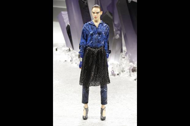 Reuters - Los colores de las prendas Chanel de la pr&#243;xima temporada invernal se combinaban a la perfecci&#243;n con los cuarzos y amatistas que ocupaban el centro de la inmensa plataforma instalada bajo la gran c&#250;pula acristalada del Grand Palais.