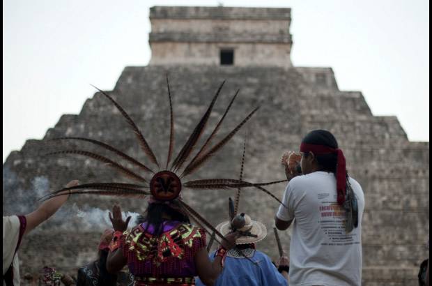 REUTERS - Los hoteles cercanos a la zona arqueol&#243;gica estuvieron totalmente llenos, por lo que algunos tuvieron que acampar en localidades aleda&#241;as.