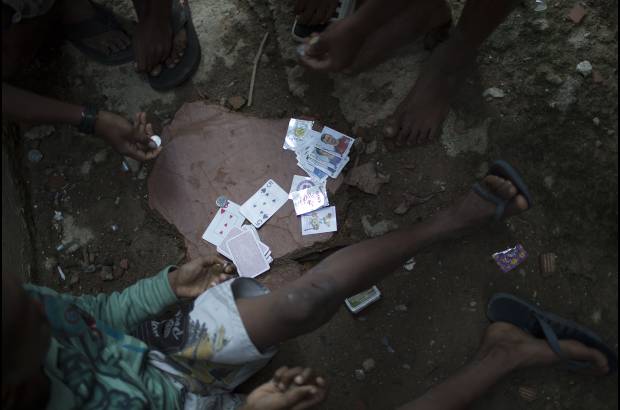 AP - Chicos de barrios pobres intercambian estampas de álbumes mientras otros juegan en pequeñas canchas cercanas a Maracaná.