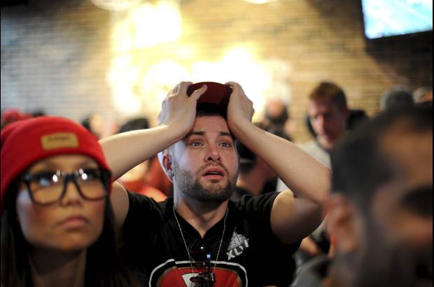 AP - Los fan&#225;ticos de los 49ers no pod&#237;an creer que su equipo cayera por primera vez en una final de la NFL.