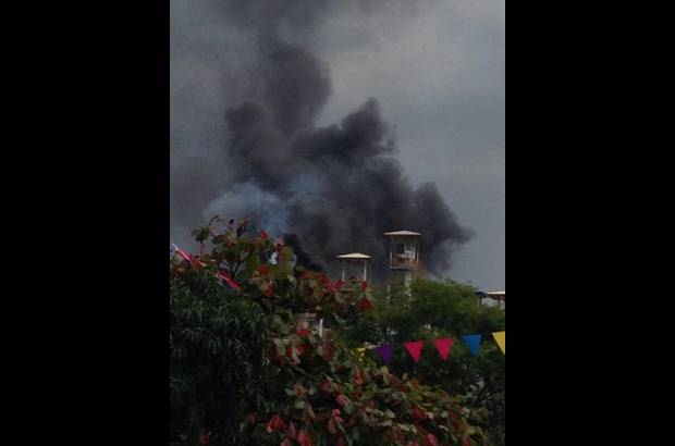 FOTO CORTES&#205;A - Desde diferentes puntos del sur del &#225;rea metropolitana se report&#243; la aparici&#243;n de una columna de humo que sal&#237;a de las instalaciones de Peldar. La empresa inform&#243; que se trata de un trabajo de mantenimiento.