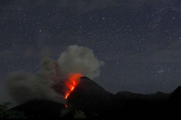 Reuters - Este volc&#225;n, cuyo nombre significa Monta&#241;a de Fuego, es uno de los m&#225;s activos de Indonesia.
