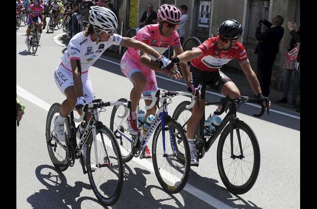 - Carlos Betancur y Mark Cavendish saludan al campeón, Vincenzo Nibali, durante la última etapa.