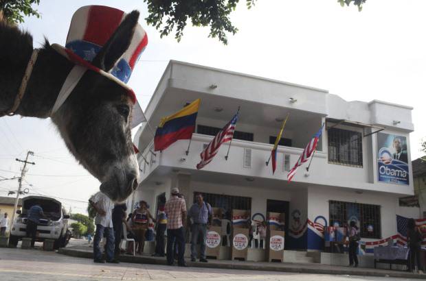 Reuters - Carrasquilla, tambi&#233;n llev&#243; al centro electoral a un burrito llamado demo por dem&#243;crata por el animal que identifica a ese partido y que fue adornado con una manta sobre su lomo y un sobrero como el del Tio Sam, tricolor azul, rojo y blanco.
