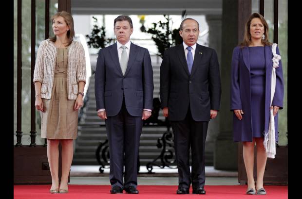 Reuters - En la Residencia Oficial de Los Pinos, Felipe Calderón y su esposa Margarita Zavala recibieron a Juan Manuel Santos y a su esposa Clemencia Rodríguez.