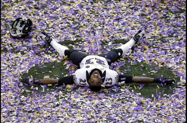 REUTERS - La defensiva de los Ravens recuper&#243; su reputaci&#243;n de dura y par&#243; en las cuatro oportunidades de los 49ers para conseguir anotaci&#243;n.