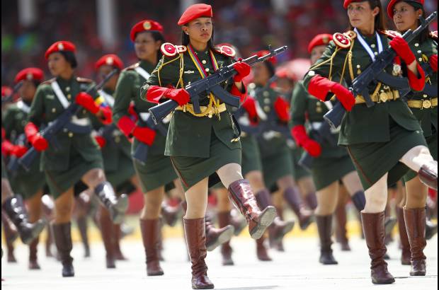 REUTERS - Un desfile militar en Caracas conmemor&#243; el primer aniversario de la muerte del expresidente de Venezuela Hugo Ch&#225;vez.