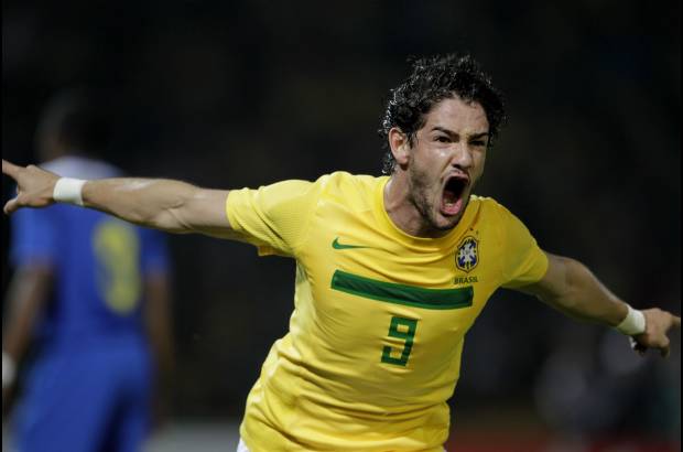 Reuters - Pato hizo sus dos primeros goles de la Copa. El goleador del Milan abri&#243; el marcador a los 28 minutos, con un cabezazo tras un magn&#237;fico centro de Andr&#233; Santos al primer palo, y el segundo a los 60, al aprovechar el rebote de un remate de Neymar.