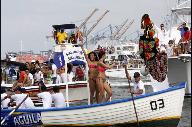 Colprensa - En este tradicional evento, las candidatas recorrieron la bahía de Cartagena, acompañadas de los cadetes de la Escuela Naval. La cita final fue en el Club Naval, donde las candidatas desfilaron en un acto de carácter benéfico para la Acción Social Naval.