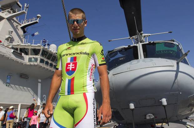 FOTO AP - El portaaviones Juan Carlos I nunca ha entrado en guerra pero este lunes sí era el principio de una batalla, la de la tercera etapa de una Vuelta a España. En la imagen el sprinter Peter Sagan.