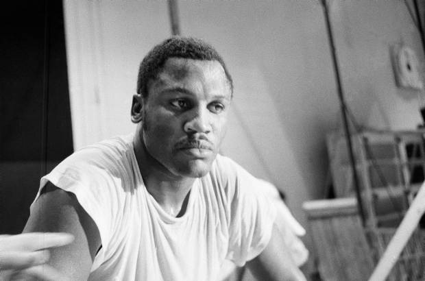 AP - Smokin Joe fue un peleador peque&#241;o pero feroz, que agobiaba a sus oponentes con un caudal de golpes, incluyendo su famoso gancho de izquierda.