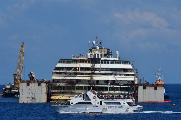 AFP - "El barco está enderezado y no escorado logitudinal o latitudinalmente. Esto es extremadamente positivo", dijo en una rueda de prensa seis horas después de que comenzara la operación.