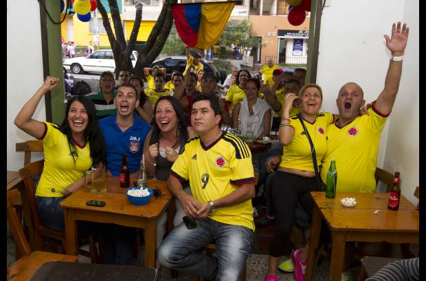 Esteban Vanegas - Los paisas celebraron la remontada hist&#243;rica de la Selecci&#243;n Colombia para llegar al Mundial.
