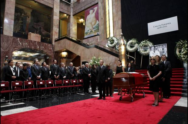 Foto Reuters - &quot;Mi querido don Carlos: ni su pensamiento, ni sus libros, ni su cr&#237;tica morir&#225;n jam&#225;s&quot;, expres&#243; emocionado el gobernante, quien asegur&#243; que el escritor seguir&#225; viviendo &quot;en su palabra, en varias generaciones de mexicanos&quot;.