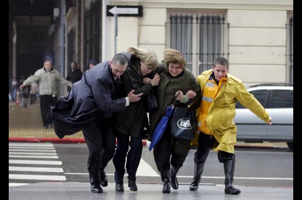 Reuters - La situaci&#243;n m&#225;s compleja se registra en el sur y el este del Uruguay, donde se encuentran los departamentos de Montevideo, Canelones, Maldonado y Rocha, para los que fue emitida la alerta roja porque se registran vientos muy fuertes con rachas de entre 120 y 150 kil&#243;metros por hora.