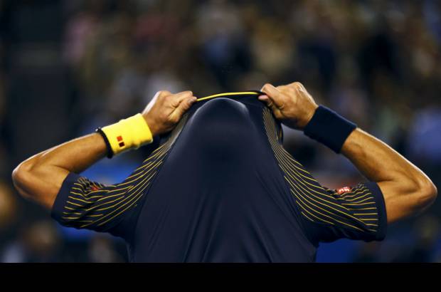 Reuters - Esta vez, Djokovic no se desgarró la camiseta como lo hizo el año pasado, después de su épica victoria sobre el español Rafael Nadal en cinco horas y 53 minutos. Simplemente bailó un poco, miró al cielo y aplaudió al público, tras un esfuerzo de 3:40 horas.