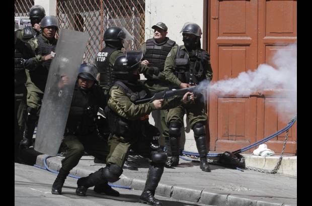 Reuters - Miles de manifestantes, sobre todo universitarios y m&#233;dicos vestidos con batas blancas, intentaron entrar a la plaza y algunos lanzaron cartuchos de dinamita contra barricadas de agentes antidisturbios.