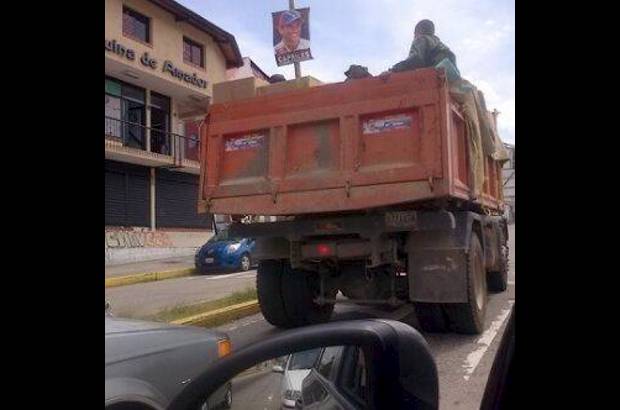 - Supuestamente en esta volqueta fueron transportadas las papeletas electorales en el estado de Barinas.
