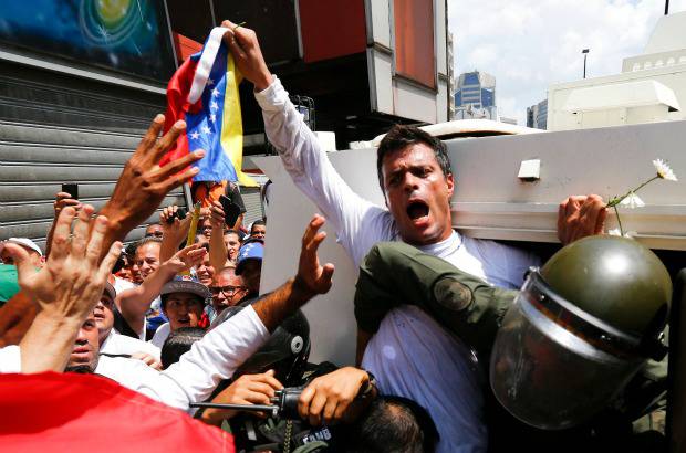 Reuters - Con la bandera venezolana en el pu&#241;o derecho en alto y una flor en la mano izquierda, L&#243;pez entr&#243; al veh&#237;culo mientras sus seguidores coreaban &quot;Leopoldo, amigo, el pueblo est&#225; contigo&quot;.
