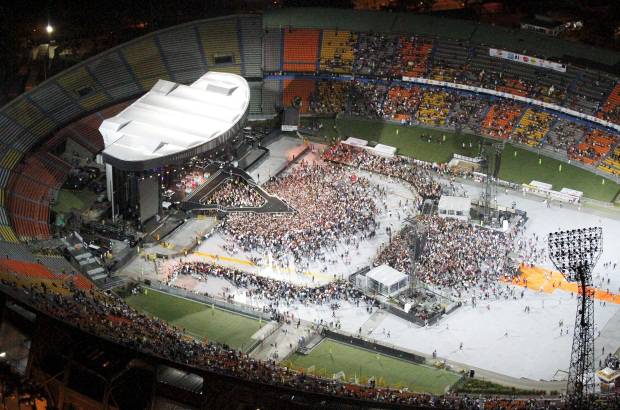 Robinson S&#225;enz - Sobrevuele junto con EL COLOMBIANO el concierto de Madonna. Las grader&#237;as se comienzan a llenar cada vez m&#225;s y a nadie le importa la lluvia, ni la espera, todos quieren ver a su artista.