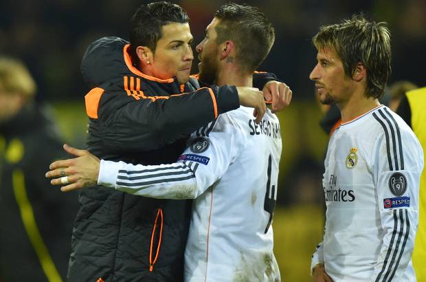 AP - Real Madrid sobrevivi&#243; a una p&#233;sima actuaci&#243;n y una ca&#237;da 2-0 ante el Borussia Dortmund para avanzar a semifinales de la Liga de Campeones.