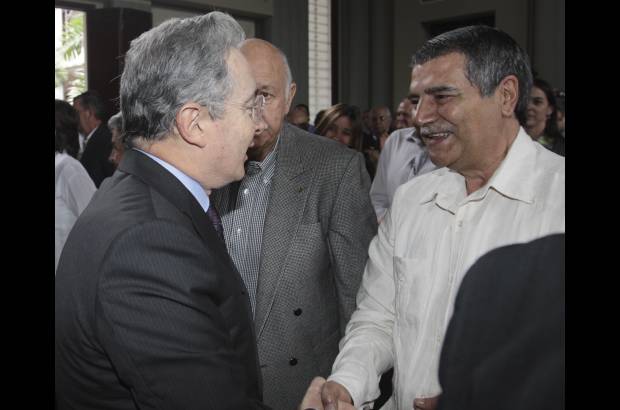 Foto R&#243;binson S&#225;enz - Entre los asistentes al lanzamiento del libro se encontraba el exministro de Transporte, Andr&#233;s Uriel Gallego.