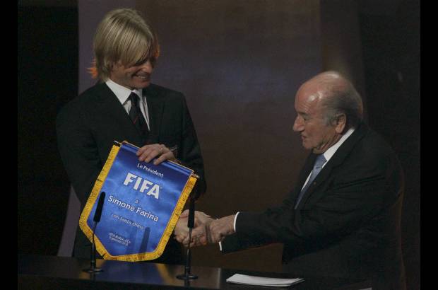 Reuters - El futbolista italiano Simone Farina fue nombrado por la Fifa Embajador del Juego Limpio. Farina, se convirti&#243; en un h&#233;roe en su pa&#237;s por rechazar una importante cantidad de dinero para arreglar un encuentro de su equipo, el Gubbio, de la Serie B italiana, y denunciarlo en los tribunales.
