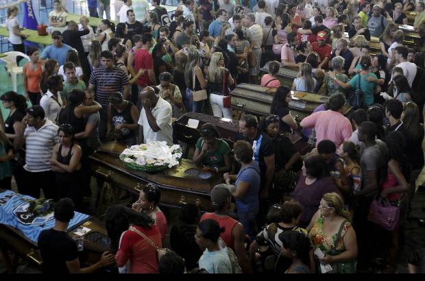 AP - Los cadáveres de las víctimas fueron llevados al gimnasio del Centro Deportivo Municipal para facilitar su identificación.