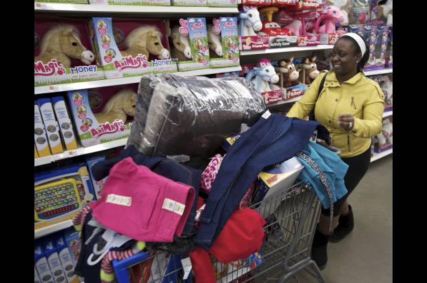 Reuters - La Federaci&#243;n Nacional de Minoristas dijo que 147 millones de personas har&#237;an compras entre viernes y domingo, debajo de los 152 millones que compraron en el fin de semana del viernes negro el a&#241;o pasado.