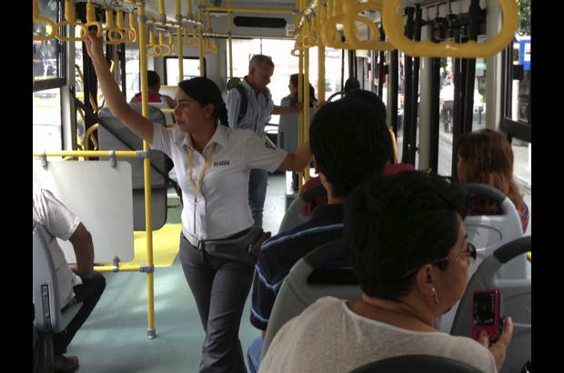 - Cada autob&#250;s cuenta con una funcionaria que le resuelve dudas a los pasajeros.